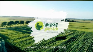 Titelbild der Produktion über die Hundetrainerin Maike Frenzel, Landschaftsaufnahme mit Logo