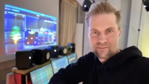 Enrico Wachtel im Studio vor der Leinwand