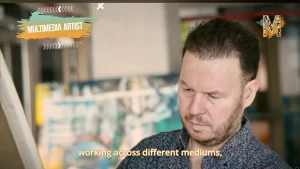 Der Multimedia-Künstler Shuk Orani in seinem Atelier