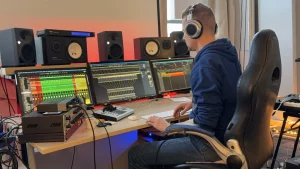 Enrico Wachtel von hinten am Mischplatz, mit Kopfhörern Neumann NDH 30