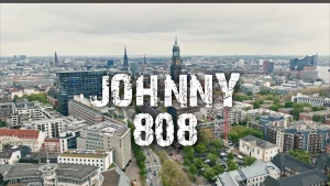 Titelkarte „Johnny 808“ über einem Stadtpanorama