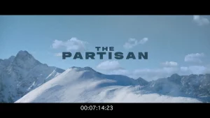 Titelkarte „The Partisan“ über einer Berglandschaft
