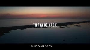 Titelkarte „Tierra de Nadie“ (The Barren Land) über einer weiten Landschaft