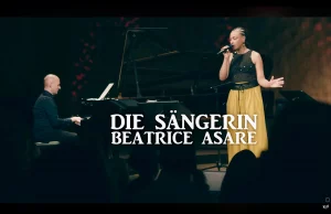 Die Sängerin Beatrice Asare mit Begleitung auf der Bühne